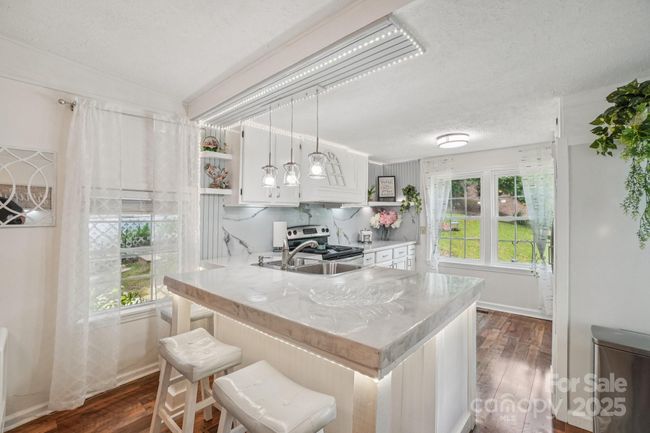 Bright, open kitchen | Image 8