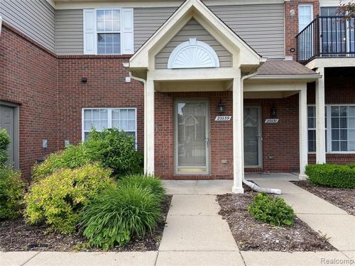 20039 Hidden Oaks Dr, BROWNSTOWN TWP, MI, 48183-3182 | Card Image