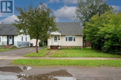 2218 Isabella St E, Thunder Bay, ON, P7E5C6 | Card Image