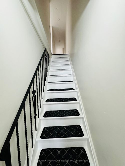 2nd-flr-196 Caledonia Rd, Toronto, ON, M6E4S7 | Card Image