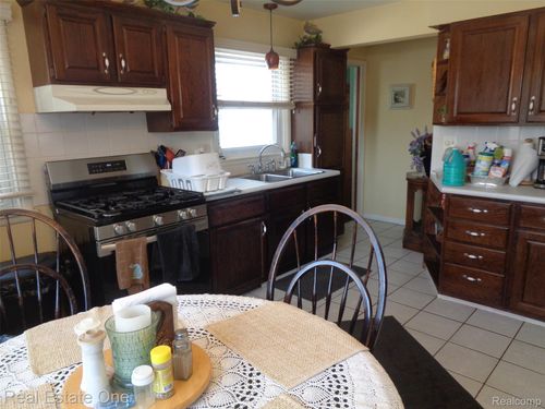 28450 Pontiac Trl, South Lyon, MI, 48178-9240 | Card Image