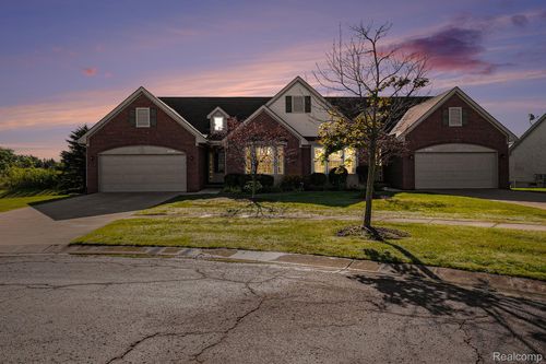 3-7031 Iris Ct, Grand Blanc, MI, 48439-2315 | Card Image