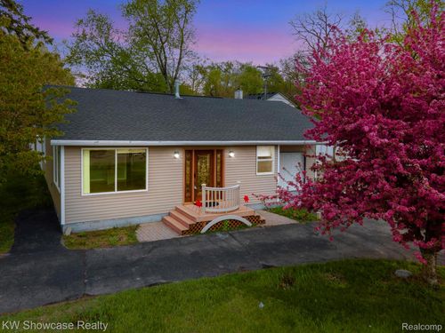 7969 Richardson Rd, West Bloomfield, MI, 48323-1074 | Card Image