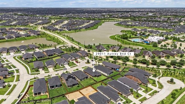This home is in walking distance to the clubhouse and all of its amenities...FUN! | Image 40