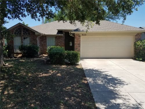 923 Packard Dr, Arlington, TX, 76001-7434 | Card Image