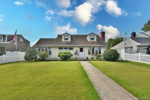 136 Maple Street, Oyster Bay, NY, 11762 | Card Image