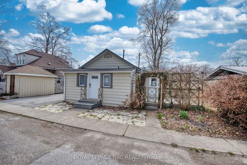 15 Loomis Cres, Crystal Beach, ON, L0S1B0 | Card Image