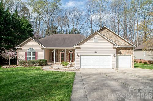 2725 Lakeview Cir, Matthews, NC, 28105-7570 | Card Image