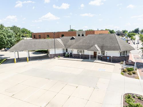 422 Main St, Cedar Falls, IA, 50613-2828 | Card Image