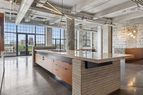 w31-700 S 2nd St, Minneapolis, MN, 55401-2252 | Card Image