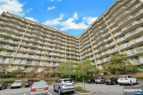1077 River Rd, Edgewater, NJ, 07020-1358 | Card Image