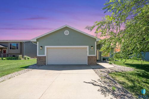1005 Perry Ln Lane, Harrisburg, SD, 57032 | Card Image