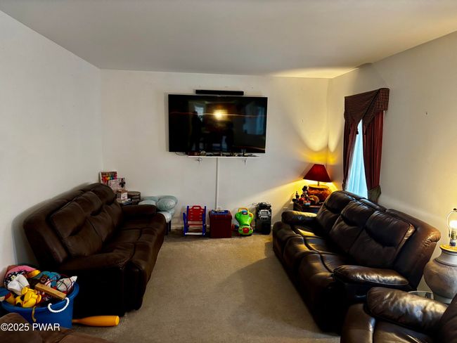 FAMILY ROOM | Image 6