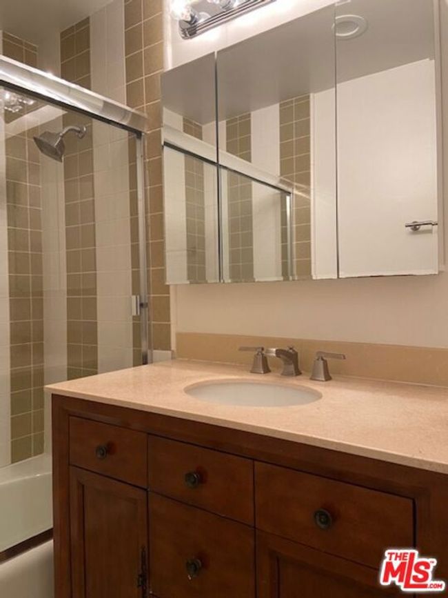 301 - 344 N Palm Dr, Condo with 2 bedrooms, 3 bathrooms and 2 parking in Beverly Hills CA | Image 11