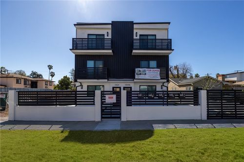 12-14422 Tiara, Van Nuys, CA, 91401 | Card Image