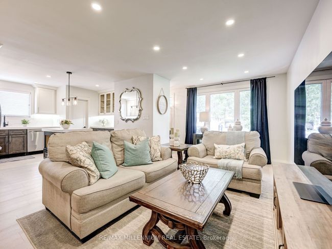 220 Beechy Dr, House attached with 5 bedrooms, 2 bathrooms and 3 parking in Richmond Hill ON | Image 4