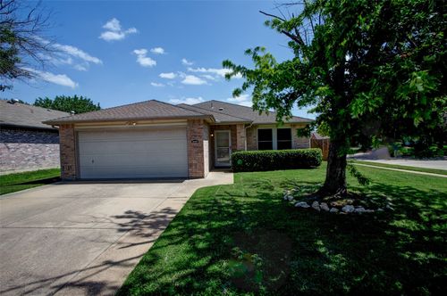 5617 Wiltshire Dr, Fort Worth, TX, 76135-1442 | Card Image