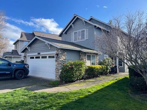 3585 S Village Dr, Medford, OR, 97504-9283 | Card Image