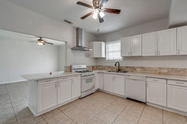 323 W University Ave, House other with 3 bedrooms, 2 bathrooms and null parking in Waxahachie TX | Image 8