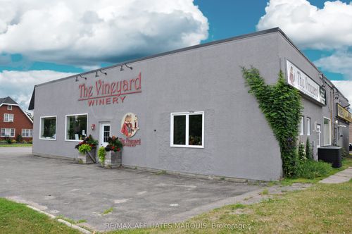 15 Broadview Ave E, Smiths Falls, ON, K7A4X3 | Card Image