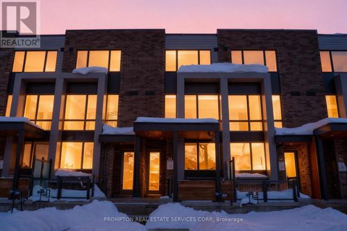 38 Green Gardens Upper Boulevard, Toronto (Englemount-Lawrence), ON, M6A0E6 | Card Image