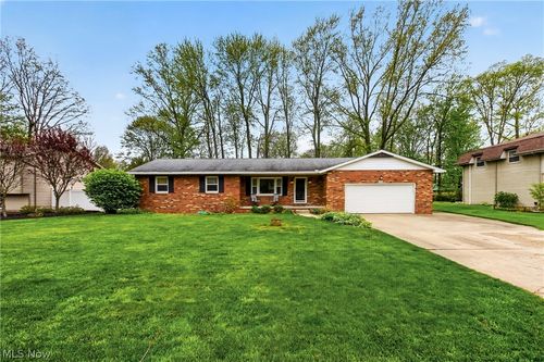324 Old Oak Drive, Cortland, OH, 44410 | Card Image