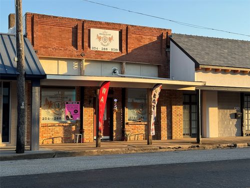 108 W Main St, Italy, TX, 76651-3938 | Card Image