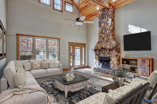 124 Bridgette Ln, Gurley, AL, 35748-9008 | Card Image