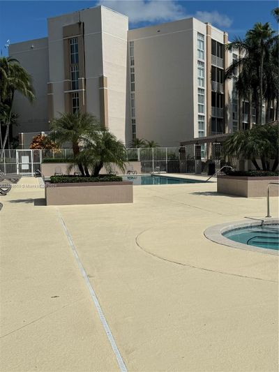 418 - 9805 Nw 52nd St, Condo with 2 bedrooms, 2 bathrooms and null parking in Doral FL | Image 3