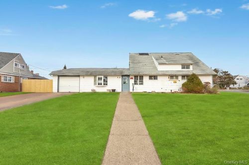 15 Autumn Ln, Hicksville, NY, 11801-6320 | Card Image