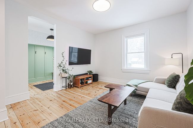 19051 Centre St, House other with 4 bedrooms, 2 bathrooms and 8 parking in Mount Albert ON | Image 4