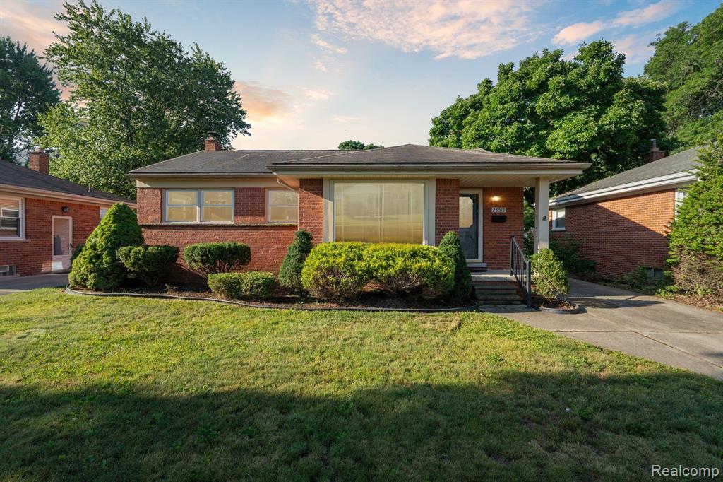 Cleveland St, Livonia, MI 48150