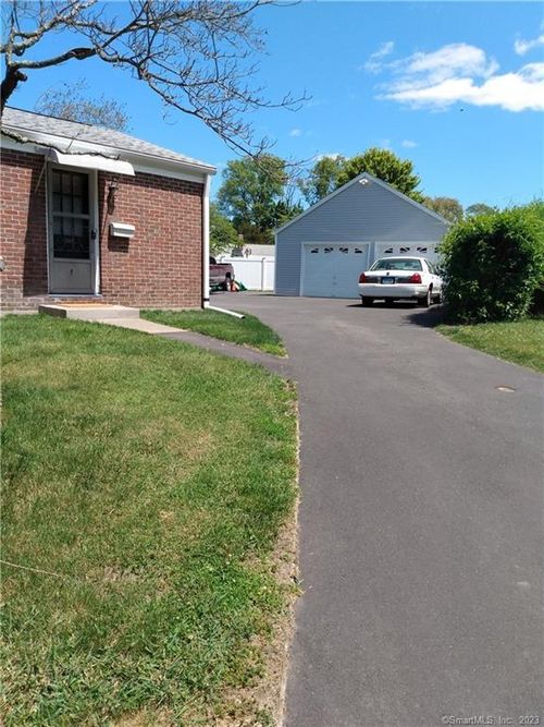 7 Pioneer Ct, Fairfield, CT, 06825-3732 | Card Image