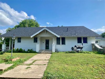 704 W Walcott Avenue, House other with 3 bedrooms, 2 bathrooms and null parking in Comanche TX | Image 1