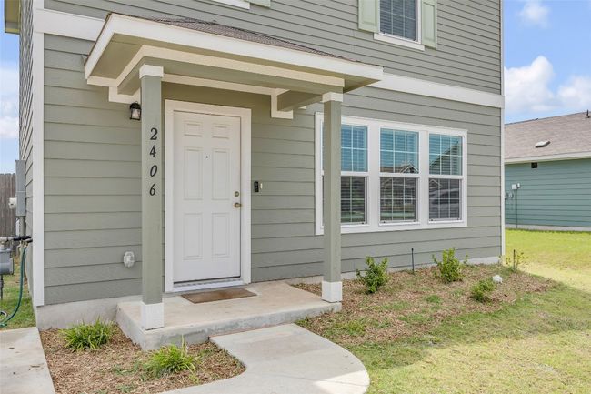 Property entrance with a lawn | Image 5