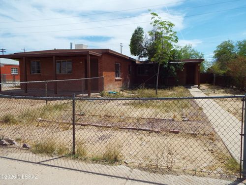4552 E Douglas St, Tucson, AZ, 85711-4884 | Card Image