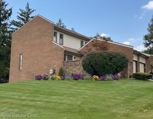 410 Willow Grove Ln, Rochester Hills, MI, 48307-2559 | Card Image