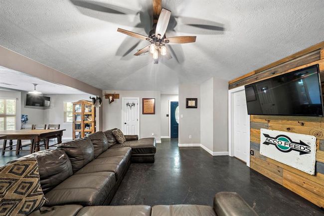 424 Hankamer Loop, House other with 3 bedrooms, 3 bathrooms and 2 parking in Hankamer TX | Image 13
