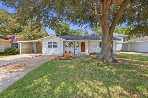 219 S 2nd St, Nederland, TX, 77627-2211 | Card Image