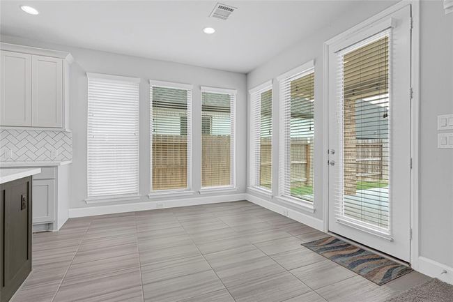 Breakfast nook area. | Image 12