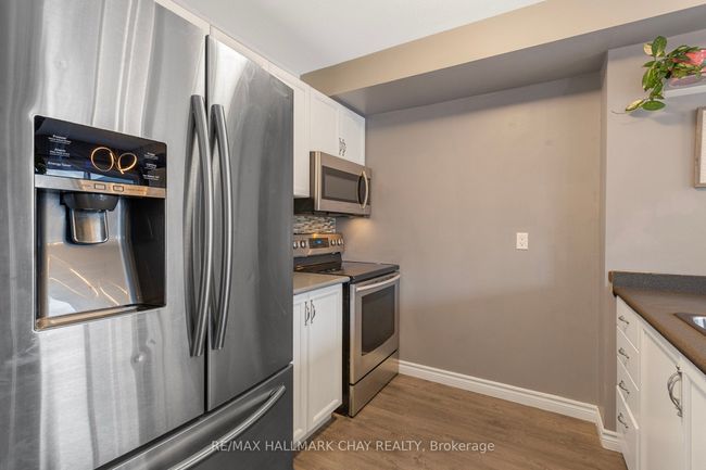 17 Michael Cres, House attached with 3 bedrooms, 2 bathrooms and 2 parking in Barrie ON | Image 8