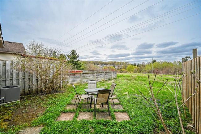 608 Brandenburg Blvd, Townhouse with 3 bedrooms, 2 bathrooms and 2 parking in Waterloo ON | Image 4