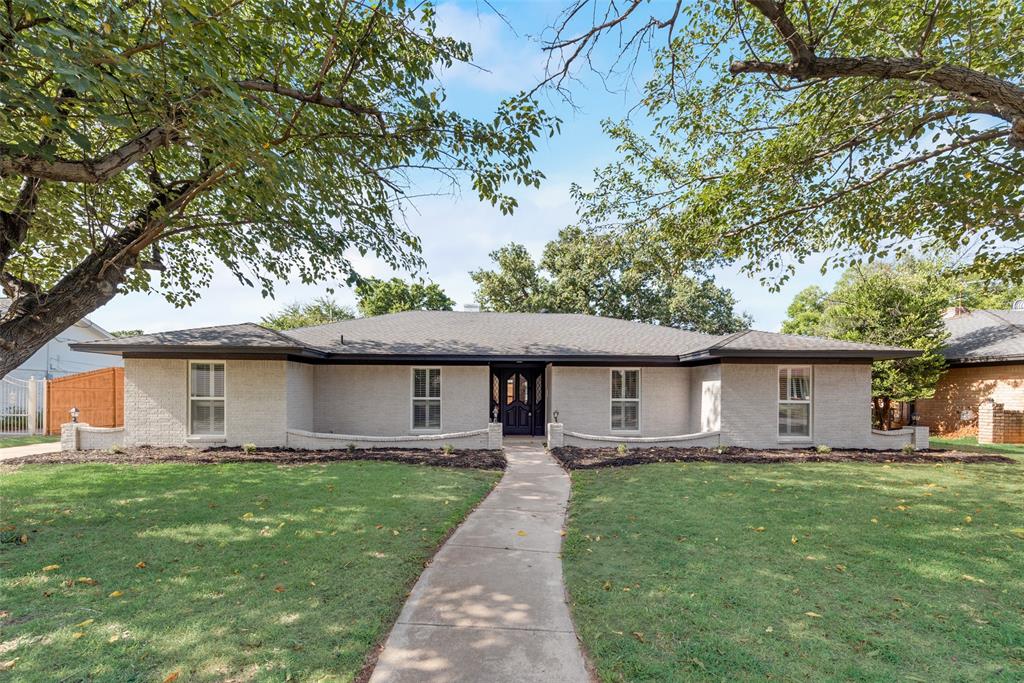 High Oak Dr, Arlington, TX 76012