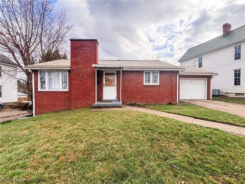 724 E Main St, Barnesville, OH, 43713-1418 | Card Image