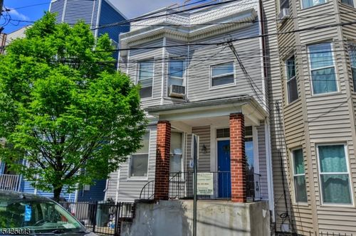 557 Hudson Ave, Weehawken, NJ, 07086-5772 | Card Image