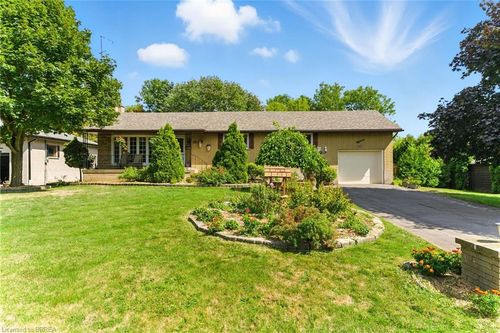 18 Algonquin Ave, Dundas, ON, L9H7L2 | Card Image