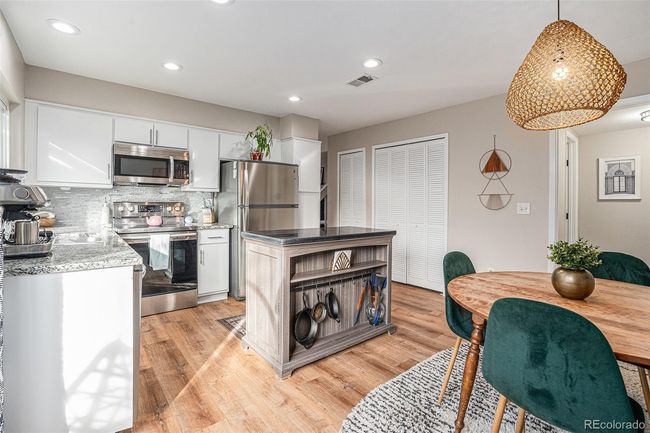 6931 S Knolls Way, Townhouse with 3 bedrooms, 2 bathrooms and 4 parking in Centennial CO | Image 6