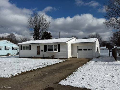 917 Kelly St Nw, New Philadelphia, OH, 44663-4119 | Card Image