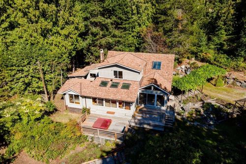 687 Windjammer Rd, Bowen Island, BC, V0N1G2 | Card Image