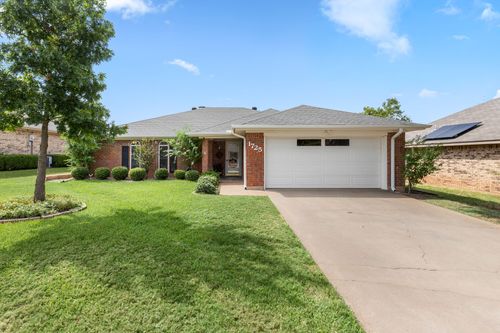 1725 Meadowcliff Dr, Wichita Falls, TX, 76302-4811 | Card Image
